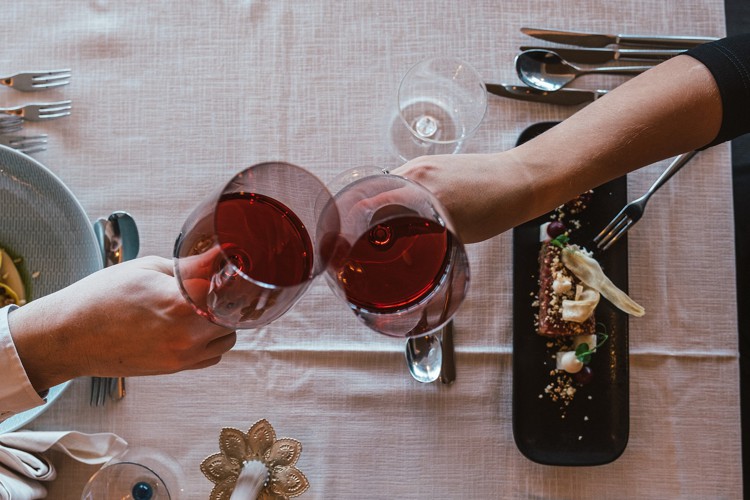 Due bicchieri di vino che brindano