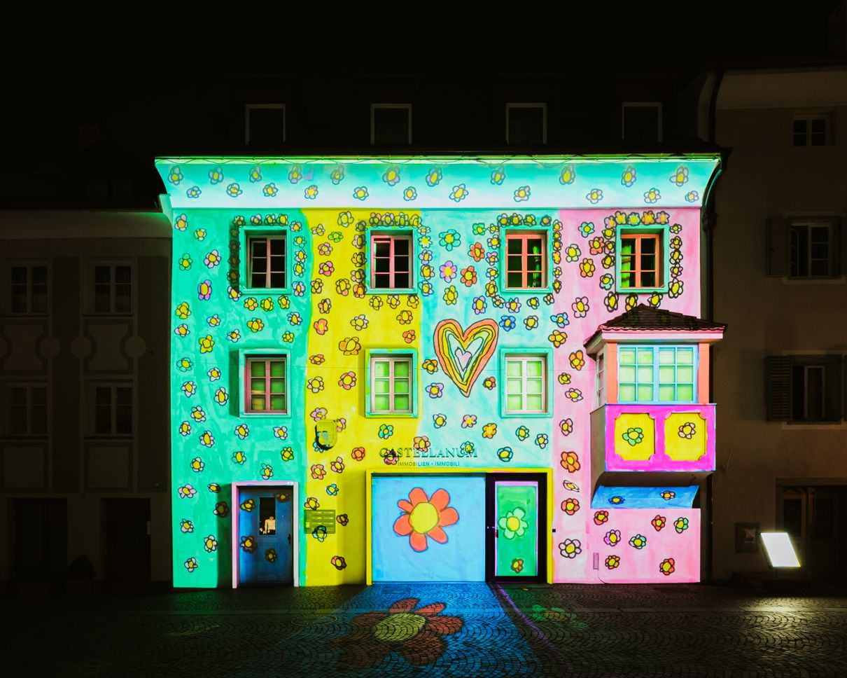 Una casa illuminata a colori